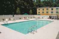 Swimming Pool La Quinta Inn & Suites by Wyndham Danbury