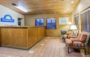 Lobby 4 Days Inn by Wyndham West Allis/Milwaukee