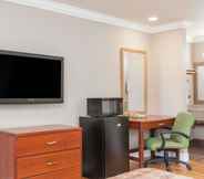 Bedroom 5 Days Inn by Wyndham San Francisco S/Oyster Point Airport