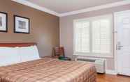 Bedroom 3 Days Inn by Wyndham San Francisco S/Oyster Point Airport
