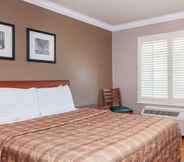 Bedroom 3 Days Inn by Wyndham San Francisco S/Oyster Point Airport