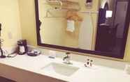 In-room Bathroom 6 Days Inn by Wyndham Beaumont