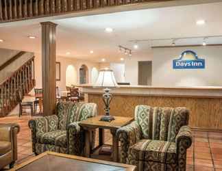 Lobby 2 Days Inn by Wyndham Beaumont