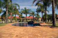 Kolam Renang Pines Country Club Motor Inn