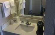 Toilet Kamar 7 La Quinta Inn & Suites by Wyndham Oakland Airport Coliseum