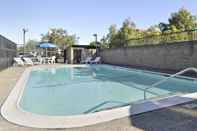 Kolam Renang La Quinta Inn & Suites by Wyndham Oakland Airport Coliseum