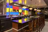 Bar, Kafe, dan Lounge La Quinta Inn & Suites by Wyndham Oakland Airport Coliseum