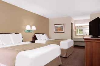 Bedroom 4 Days Inn by Wyndham Macon I-475