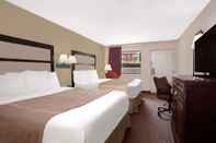 Bedroom Days Inn by Wyndham Macon I-475