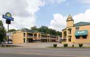 Exterior 7 Days Inn by Wyndham Nashville Saint Thomas West Hospital