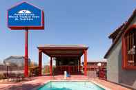 Swimming Pool Americas Best Value Inn & Suites Bakersfield Central