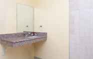 In-room Bathroom 6 Americas Best Value Inn & Suites Bakersfield Central