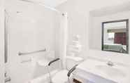 In-room Bathroom 6 Days Inn by Wyndham York