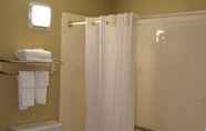 In-room Bathroom 7 Super 8 by Wyndham Paragould