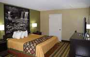 Bedroom 6 Super 8 by Wyndham Paragould