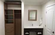 Toilet Kamar 4 Greenwich Inn