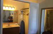 In-room Bathroom 5 Rodeway Inn