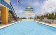 Swimming Pool 7 Days Inn by Wyndham Bellingham