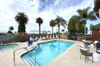 Swimming Pool Fairfield Inn & Suites by Marriott Camarillo