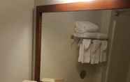 Toilet Kamar 2 Comfort Inn Jamestown