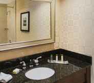 In-room Bathroom 3 DoubleTree by Hilton Omaha Downtown