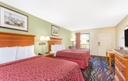 Bedroom 4 Days Inn by Wyndham Florence/I-95 North