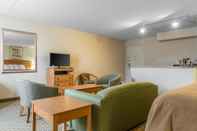 Common Space Quality Inn & Suites Fairview