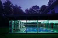Swimming Pool Macdonald Berystede Hotel