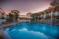 Swimming Pool La Quinta Inn by Wyndham Clearwater Central