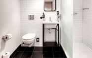 In-room Bathroom 6 pentahotel Brussels City Centre