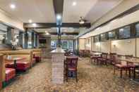 Bar, Cafe and Lounge SureStay Plus Hotel by Best Western Reno Airport