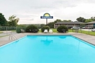 Swimming Pool Days Inn by Wyndham Rockingham