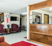 Lobi 5 Econo Lodge North