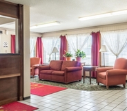 Lobi 7 Econo Lodge North