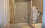 Toilet Kamar 7 Regency Inn & Suites