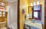 In-room Bathroom 6 Quality Inn