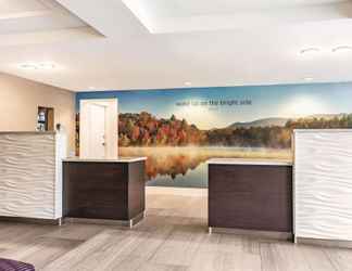 Lobi 2 La Quinta Inn & Suites by Wyndham Salem NH