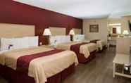 Bedroom 4 Red Roof Inn & Suites Pigeon Forge - Parkway