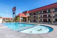 Kolam Renang Red Roof Inn & Suites Pigeon Forge - Parkway