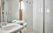In-room Bathroom 6 ibis Avignon Sud