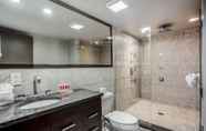 In-room Bathroom 5 Super 8 by Wyndham Meadowlands