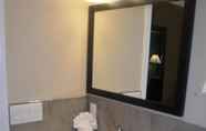 In-room Bathroom 2 Super 8 by Wyndham Meadowlands