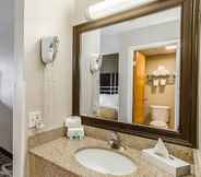 Phòng tắm bên trong 7 Quality Inn Middleboro - Plymouth