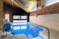 Swimming Pool Bearcat Inn and Suites