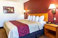 Bedroom Bearcat Inn and Suites