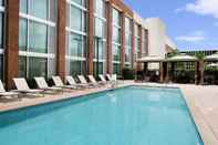 Swimming Pool DoubleTree by Hilton Hotel & Suites Charleston Airport