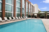 Hồ bơi DoubleTree by Hilton Hotel & Suites Charleston Airport