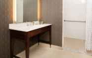 In-room Bathroom 7 DoubleTree by Hilton Hotel & Suites Charleston Airport