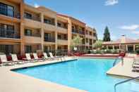 Swimming Pool Courtyard by Marriott Bakersfield