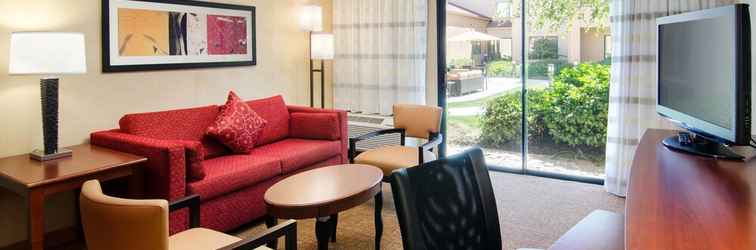 Lobi Courtyard by Marriott Bakersfield